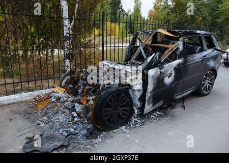 Auto esplosa bruciata. Conseguenze di un disastro o di un attacco terroristico. Foto Stock