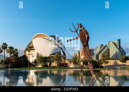 Scultura Nettuno e Palazzo delle Arti, Città delle Arti e delle Scienze, Valencia, Spagna Foto Stock