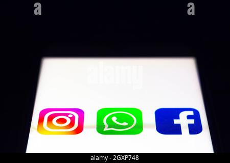 Brasile. 05 ottobre 2021. In questa illustrazione, l'icona Instagram, WhatsApp e Facebook visualizzata sullo smartphone. (Foto di Rafael Henrique/SOPA Images/Sipa USA) Credit: Sipa USA/Alamy Live News Foto Stock