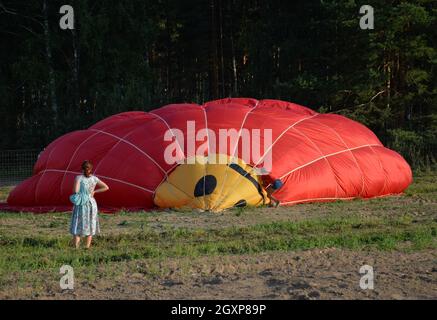 Regione di Vladimir, Russia. 19 agosto 2017. Aeroporto Dobrograd. Festival dell'aria e della musica-2017. Pallone privato ad aria calda riempito con aria calda usando una combustione a gas Foto Stock