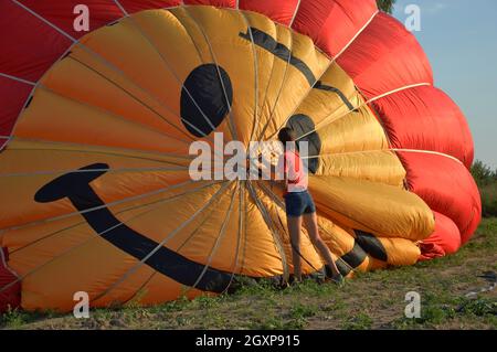 Regione di Vladimir, Russia. 19 agosto 2017. Aeroporto Dobrograd. Festival dell'aria e della musica-2017. Pallone privato ad aria calda riempito con aria calda usando una combustione a gas Foto Stock