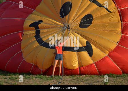 Regione di Vladimir, Russia. 19 agosto 2017. Aeroporto Dobrograd. Festival dell'aria e della musica-2017. Pallone privato ad aria calda riempito con aria calda usando una combustione a gas Foto Stock