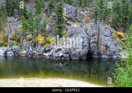 Il Bromley Rock Provincial Park è un parco provinciale della British Columbia, Canada. Bromley Rock è una popolare località per nuotare e saltare dalla scogliera Foto Stock