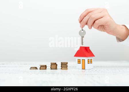 Lady presentando nuove offerte di risparmio domestico in vestito, donna di affari che mostra le possibili opportunità di investimento per la nuova casa, rate di Mortegage Exhi Foto Stock