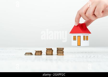 Lady presentando nuove offerte di risparmio domestico in vestito, donna di affari che mostra le possibili opportunità di investimento per la nuova casa, rate di Mortegage Exhi Foto Stock