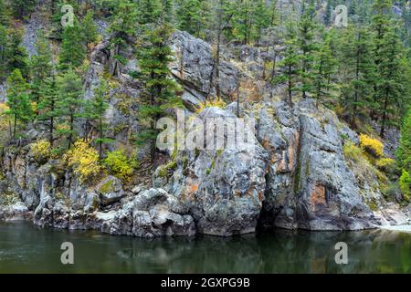 Il Bromley Rock Provincial Park è un parco provinciale della British Columbia, Canada. Bromley Rock è una popolare località per nuotare e saltare dalla scogliera Foto Stock