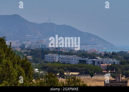 Fantastica vista sulla città di Sitges, in Spagna, in una soleggiata giornata di primavera Foto Stock