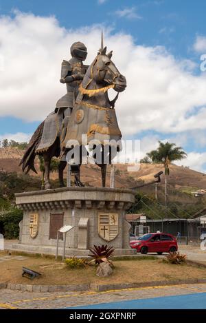 Cavaliere in Armor a Castelo de Itaipava visto da sotto e dal lato, contro il cielo blu con alcune nuvole e un sacco di spazio copia Foto Stock