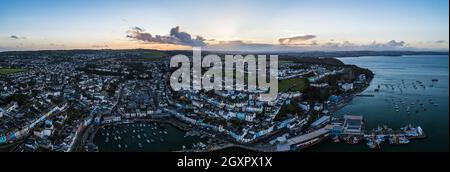 Panorama di Brixham Marina e Porto da un drone, Torbay, Devon, Inghilterra Foto Stock