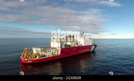 Coast Guard Cutter Healy (WAGB 20) opera nelle acque di Baffin Bay, ricche di iceberg, nei pressi di Umanak Fjord, Groenlandia, il 24 settembre 2021. Con una lunghezza di 420 metri, Healy è il più grande taglierino della flotta della Guardia Costiera e il più recente e tecnologicamente avanzato rompighiaccio degli Stati Uniti. Foto della Guardia Costiera statunitense di Matt Masaschi, Chief Petty Officer. Foto Stock