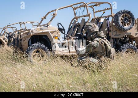 U.S. Air Force Airman 1st Class Eric Steel, 27th Special Operations Mission Support Group Detachment 1 Mission Sendment Team 1 Material Management Team, prende posizione durante l'esercizio Vigilant Palisade alla Melrose Air Force Range, N.M., 22 settembre 2021. L'esercizio ha testato gli Airmen di MST 1 e la loro capacità di operare e difendere un sito di supporto in avanti utilizzando la protezione della forza e tattiche per piccole unità. Il concetto di MST abbina Airmen di 22 campi di carriera per creare piccoli team in grado di operare indipendentemente dalle basi principali, addestrandoli ad utilizzare competenze al di fuori del loro normale d Foto Stock