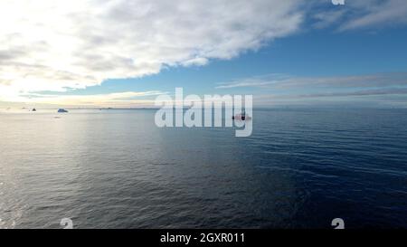 Il Cutter Healy della Guardia Costiera (WAGB 20) opera nelle acque piene di iceberg della Baia di Baffin vicino al fiordo di Umanak, Groenlandia il 24 settembre 2021. L'equipaggio di Healy si dispiega annualmente nell'Artico per condurre operazioni rompighiaccio, proteggere gli interessi degli Stati Uniti nelle alte latitudini e sostenere missioni di ricerca oceanografica con membri della comunità scientifica internazionale. Foto della Guardia Costiera statunitense di Matt Masaschi, Chief Petty Officer. Foto Stock