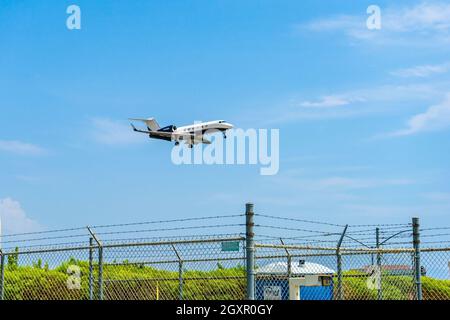 Santa Ana, CA, USA – 16 agosto 2021: Un aereo privato a reazione che vola a bassa velocità per atterrare all'aeroporto John Wayne di Santa An, California. Foto Stock