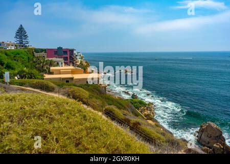 Newport Beach, CA, USA – 16 agosto 2021: Vista costiera dell'Oceano Pacifico con case in collina nella zona di Corona del Mar a Newport Beach, Califo Foto Stock