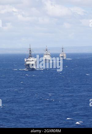 211004-N-XG173-1126 OCEANO PACIFICO (OTT 4, 2021) fronte a retro, la nave JS Kashima (TV-3508) della Japan Maritime Self-Defense Force (JMSDF), l'incrociatore missilistico guidato di classe Ticonderoga USS Port Royal (CG 73) e il cacciatorpediniere missilistico guidato di classe Arleigh-Burke USS Wayne E. Meyer (DDG 108) hanno partecipato ad un dispiegamento cooperativo (CODEP). Le implementazioni cooperative sono progettate per aumentare la disponibilità operativa e l'interoperabilità tra le navi partecipanti, aumentare le capacità di pianificazione e comunicazione e migliorare l'efficienza e l'efficacia delle operazioni marittime complesse. (STATI UNITI Foto Navy di Mass Communicatio Foto Stock