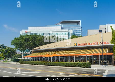 Irvine, CA, USA – 16 agosto 2021: Vista sulla strada del panini Kabob Grill e della banca degli Stati Uniti nella comunità pianificata di Irvine, California. Foto Stock