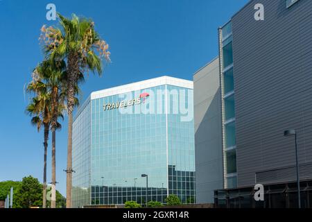 Irvine, CA, USA – 16 agosto 2021: Edificio esterno per viaggiatori assicurazione con ombrello rosso nella zona di Park Place a Irvine, California. Foto Stock