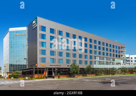 Irvine, CA, USA – 16 agosto 2021: Vista sulla strada dell'edificio AC Hotel by Marriott nella comunità pianificata di Irvine, California. Foto Stock