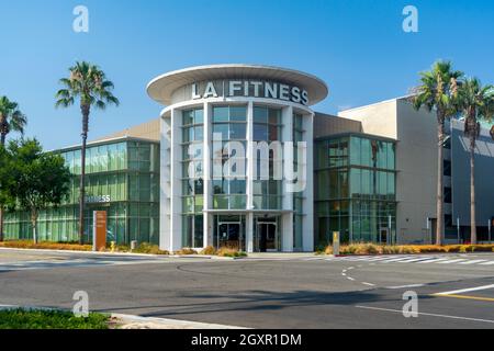 Irvine, CA, USA – 16 agosto 2021: Vista sulla strada dell'edificio LA Fitness nella comunità pianificata di Irvine, California. Foto Stock