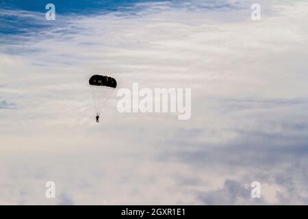 10th SFG (A) 3rd Battaglione conduce un'operazione Airborne standard il 14 settembre 2021. Questa è la prima operazione Airborne per il terzo battaglione dopo il ritorno dall'implementazione. (STATI UNITI Esercito foto di SPC. Jordan S. Worthy) Foto Stock