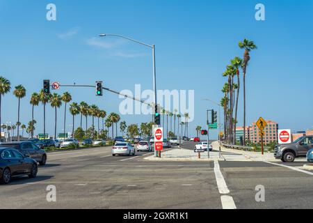 Irvine, CA, USA – 16 agosto 2021: Traffico su MacArthur Blvd in direzione del cavalcavia della superstrada 405 nella città di Irvine, Cali, nella contea di Orange Foto Stock
