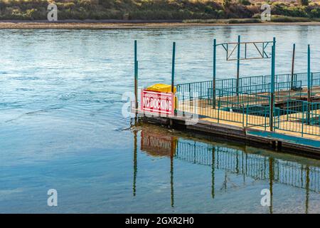 Un molo con un cartello "No docking" sul fiume Colorado a Laughlin, Nevada Foto Stock