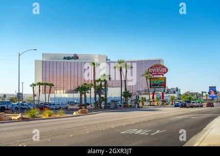 Laughlin, NV, USA – 27 agosto 2021: Vista sulla strada dell'edificio Aquarius Resort e sul cartello Riverside Hotel and Casino in Casino Drive a Laughlin, Neva Foto Stock