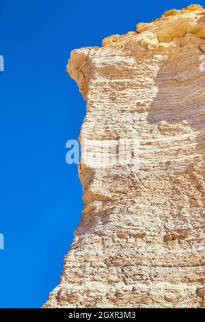Primo piano del muro di roccia bianca pilastro contro il cielo blu Foto Stock