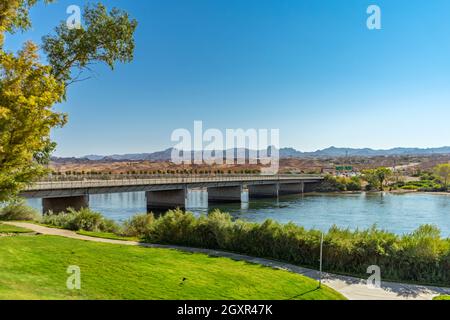 Il ponte sul fiume Colorado tra Laughlin, Nevada e Bullhead City, Arizona Foto Stock