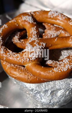 New york City food cart soffici pretzel nel pomeriggio di sole Foto Stock