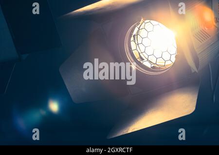 Professional studio arancione spotlight appesi al soffitto. Foto Stock