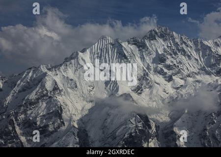 Montagna coperta di neve Pongen Dopchu visto da Tserko Ri. Scena primaverile nella valle di Langtang, Nepal. Foto Stock