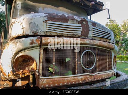 Vista frontale del vecchio camion da tronchi Rusty. Auto abbandonata, messa a fuoco selettiva. Foto Stock