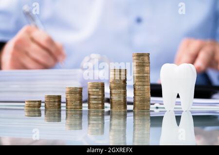 Finanziamento Dentist Bill. Soldi e tasse dentali Foto Stock