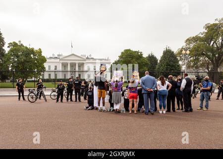 Washington, DC, USA, 5 ottobre 2021. Nella foto: Gli attivisti dei diritti di voto rischiano di arrestarsi alla Casa Bianca in un’azione di disobbedienza civile per chiedere che l’amministrazione Biden assuma il comando sui diritti di voto e sulle pressioni del Congresso per approvare una legislazione che protegga il diritto di voto. Credit: Allison Bailey / Alamy Live News Foto Stock