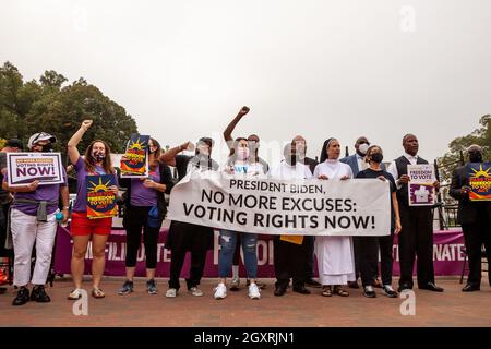 Washington, DC, USA, 5 ottobre 2021. Nella foto: Gli attivisti per i diritti di voto si radunano alla Casa Bianca, chiedendo che l'amministrazione Biden assuma la guida sui diritti di voto e sulle pressioni del Congresso per approvare la legislazione che tutela il diritto di voto. Credit: Allison Bailey / Alamy Live News Foto Stock