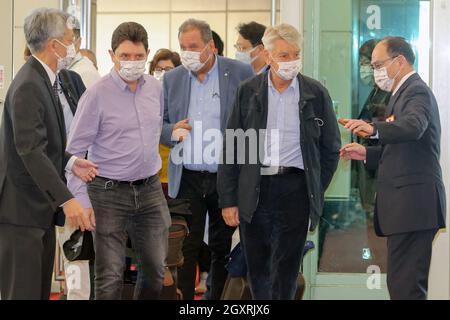 Taoyuan, Taipei City, Taiwan. 6 ottobre 2021. Alain Richard(2nd R), capo del Taiwan Friendship Group del Senato francese e due senatori francesi, tra cui Max Frisson(M) ed Else Joseph(2nd L), arrivano all'aeroporto internazionale di Taoyuan, in quanto la delegazione francese è in programma di incontrare funzionari taiwanesi, tra cui il presidente di Taiwan Tsai ing-wen, in mezzo al rifiuto della Cina. (Credit Image: © Pool via ZUMA Press Wire) Foto Stock