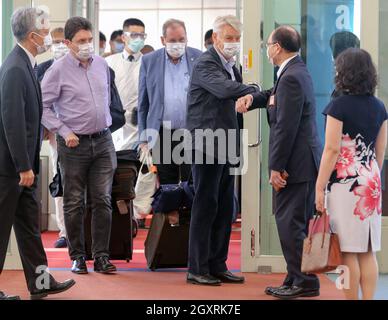 Taoyuan, Taipei City, Taiwan. 6 ottobre 2021. I membri di una delegazione francese, tra cui Alain Richard (3rd R), capo del Taiwan Friendship Group del Senato francese e due senatori francesi, tra cui Max Frisson ed Else Joseph, arrivano all'aeroporto internazionale di Taoyuan, in quanto la delegazione è in programma di incontrare funzionari taiwanesi, tra cui il presidente di Taiwan Tsai ing-wen, in mezzo al rifiuto della Cina. (Credit Image: © Pool via ZUMA Press Wire) Foto Stock