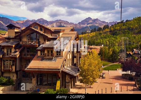 Grande capanna in montagna con colline di aspen sullo sfondo Foto Stock