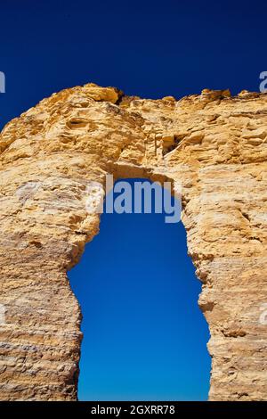 Arco in pietra bianca con cielo blu audace sullo sfondo Foto Stock