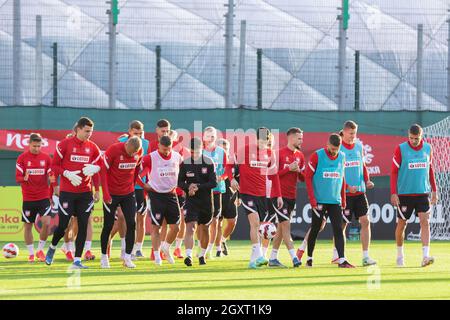 Varsavia, Polonia. 05 ottobre 2021. Squadra di Polonia in azione durante la sessione ufficiale di allenamento della nazionale polacca prima della Coppa del mondo FIFA Qatar 2022 partite di qualificazione contro San Marino e Albania a Varsavia. (Foto di Mikolaj Barbanell/SOPA Images/Sipa USA) Credit: Sipa USA/Alamy Live News Foto Stock