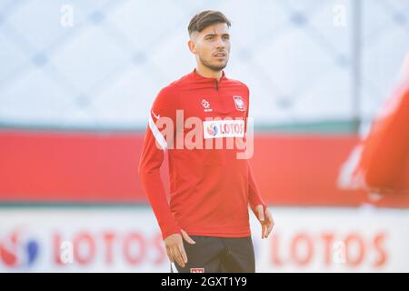 Varsavia, Polonia. 05 ottobre 2021. Jakub Moder di Polonia in azione durante la sessione ufficiale di allenamento della nazionale polacca prima della Coppa del mondo FIFA Qatar 2022 partite di qualificazione contro San Marino e Albania a Varsavia. (Foto di Mikolaj Barbanell/SOPA Images/Sipa USA) Credit: Sipa USA/Alamy Live News Foto Stock