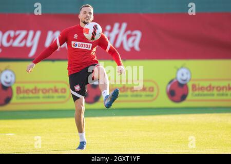 Varsavia, Polonia. 05 ottobre 2021. Tomasz Kedziora di Polonia in azione durante la sessione ufficiale di allenamento della nazionale polacca prima della Coppa del mondo FIFA Qatar 2022 partite di qualificazione contro San Marino e Albania a Varsavia. (Foto di Mikolaj Barbanell/SOPA Images/Sipa USA) Credit: Sipa USA/Alamy Live News Foto Stock