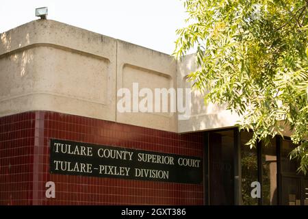 Tulare, California, Stati Uniti d'America - 14 luglio 2021: Il sole del mattino splende sul centro cittadino di Tulare County Superior Court. Foto Stock