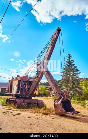 Grandi attrezzature minerarie contro il cielo blu ardito Foto Stock