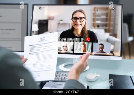 Webcast sull'intervista virtuale alle mansioni utilizzando la videoconferenza online Foto Stock