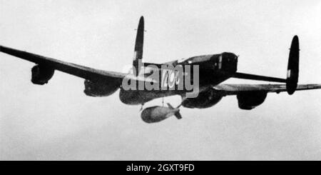 Un bombardiere Avro Lancaster che fa cadere una bomba da dieci tonnellate di slam. Si trattava di una bomba a carica molto elevata che è stata utilizzata contro obiettivi di precisione difficili come penne sottomarine e ponti. È stato progettato da Barnes Wallis. Foto Stock