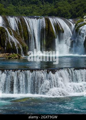 bella acqua con acqua potabile selvaggia e limpida strbacki buk in bosnia ed erzegovina vicino alla città di bihac Foto Stock