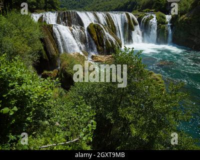 bella acqua con acqua potabile selvaggia e limpida strbacki buk in bosnia ed erzegovina vicino alla città di bihac Foto Stock