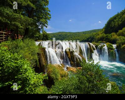 bella acqua con acqua potabile selvaggia e limpida strbacki buk in bosnia ed erzegovina vicino alla città di bihac Foto Stock